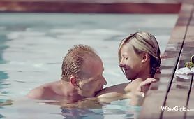 Stor breasted blond hore og massiv tykk kuk mann knulle intensivt i et offentlig svømmebasseng som gjør flere varme stillinger