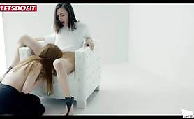 To liderlige lesbiske driller hinanden og sidder i sofaen ved hjælp af en vibrator for at have klitoris, der gnider orgasme, mens de får en fisse til at slikke. Lesbisk sex med Jia Lissa