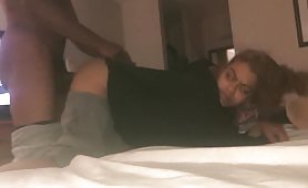 黒人のカップルはベッドで素晴らしくて熱いセックスをしています。セックスの体位は、男性が彼女を激しく叩いている間、女性が膝の上にいる後背位だけです。