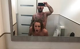 Vaihe tytär on perseestä kova kylpyhuoneessa hänen isäpuolensa, hänen isäpuolensa hiipii hänen päälleen ja vittuile hänen kovaa, kunnes hän ruiskuttaa kaikkialla