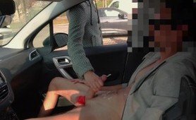 Мастурбация на публике на улице, когда происходит секс в машине, и извращенец пойман за мастурбацией на улице, поскольку публичный эксгибиционист - незнакомец