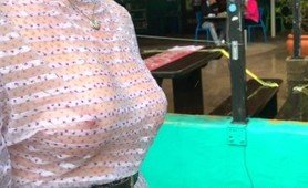 पोर्न स्टार कॉस्मिक किटी में बड़े स्तन और बट हैं और सार्वजनिक और बाहर के लिए गांठदार है इसलिए वह दृश्यरतिक के रूप में दृश्यरतिक दिखाती है और क्रूरता दिखाती है