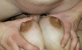 Barmfager brunette kone er knullet hardt mellom sine store saftige pupper. Hun nyter hvert sekund mannen hennes stikker den harde hanen mellom brystene hennes.