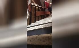 自家製のラフなラティーナ痴女は、隠しカメラで隣人のそばに立っている高速ハードコアの公共の建物の階段を取得します