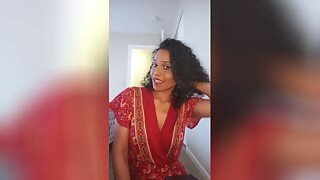 Punaisessa pitkässä mekossa kiimainen kaunis ja kiltti intialainen lutka puhuu parasta lähikuvaa kotitekoista amatöörilikaista puhetta kameralle riisuutumatta