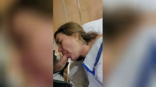 Denne mand besøgte sin blonde kone, som lige har født deres barn på hospitalet og overtalte hende til at give ham et blowjob, indtil han kommer.