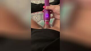 En amatør ung teenager helt alene i sit hjem har en meget våd og stram klitoris og bruger et tungeformet sexlegetøj til at onanere og orgasme.