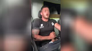 En amatørrumpe tatovert og muskuløs bygger pisker den store kuken hans mens han kjører lastebilen til jobb mens han onanerer for et stort cumshot.