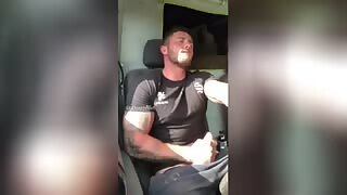 Tento macho muž prešiel od riadenia svojho nákladného auta k vytiahnutiu penisu a strkaniu ho, až kým si nenastrieka cum na tričko a auto.