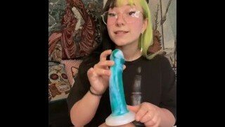 Seorang remaja berambut cokelat amatir adalah seorang kutu buku yang seksi dan seorang gadis yang terangsang yang menjelaskan panjang penis yang dapat diambil vaginanya dalam video porno webcam seksi.