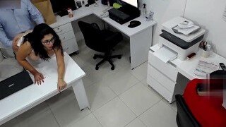 Cette Latina sexy séduit son patron pour qu'il lui baise la chatte par derrière au bureau. Une Latina sexy se fait empaler sa douce chatte par son patron au bureau.